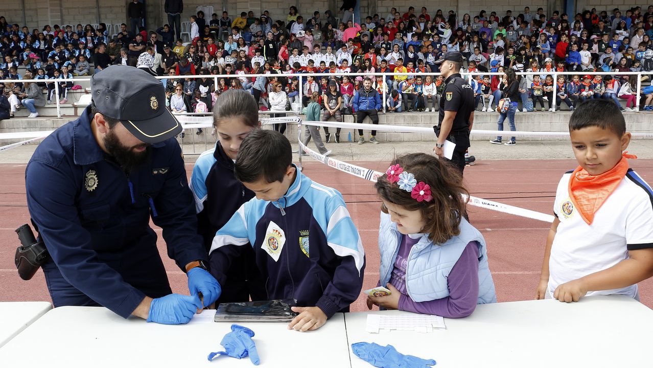 Exhibicion de la Policía Nacional para los escolares de Ribeira con helicoptero, caballería, perros de rastreo