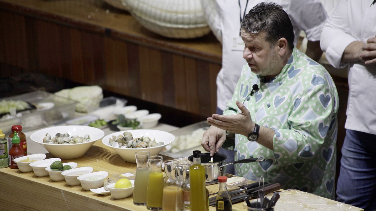Alberto Chicote visita los bancos marisqueros de Testal en Noia