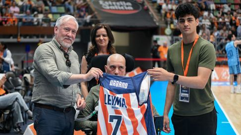 El emotivo homenaje del Leyma Coru&ntilde;a a Urbano Gonz&aacute;lez