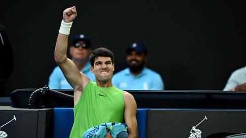 Las mejores im&aacute;genes de la heroicidad de Alcaraz ante Zverev, superando v&oacute;mitos y calambres durante el partido