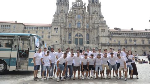Los jugadores del Compos contin&uacute;an en Raxoi y en la Catedral la celebraci&oacute;n por el ascenso