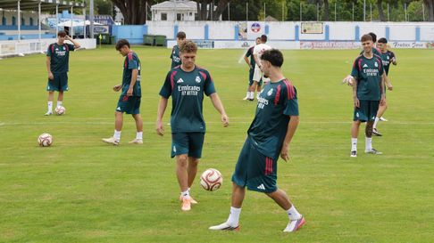 El Real Madrid Castilla ya comenz&oacute; su semana de concentraci&oacute;n en Viveiro y este martes se ejercit&oacute; por primera vez en el estadio Kiko Rey de Cantarrana, donde el mi&eacute;rcoles se medir&aacute; al Deportivo Fabril y el s&aacute;bado al Racing de Ferrol