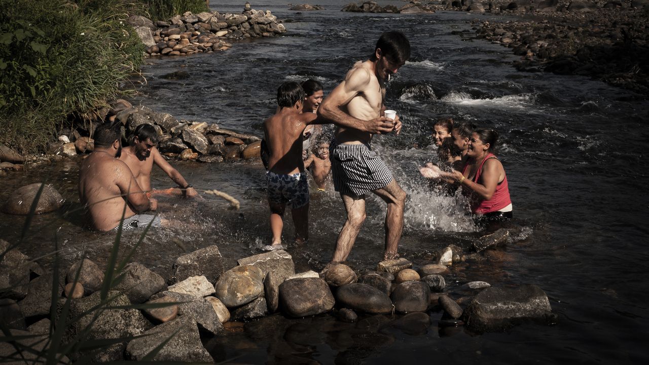 Ola de calor en Ourense.El río fue un refugio para escapar del calor en Ourense.