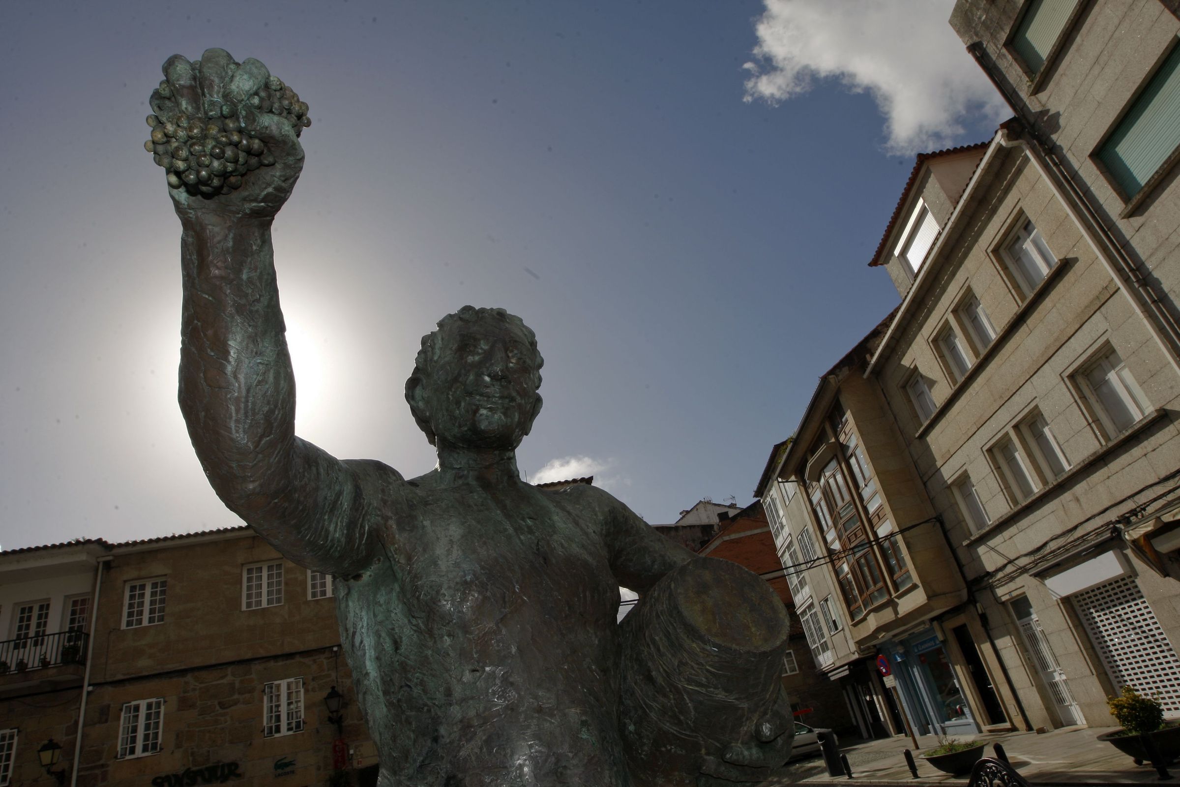 Escultura de la Bella Otero, Valga.El Baco de Paco Leiro en Cambados