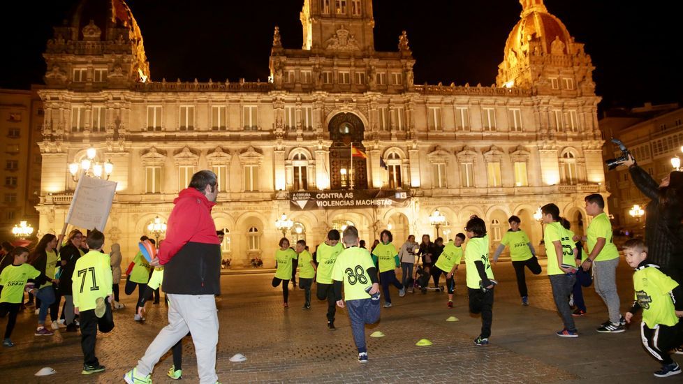 Niños del equipo de fútbol EIRIS entrenando en la plaza de María Pita para protestar por la falta de luz en su campo