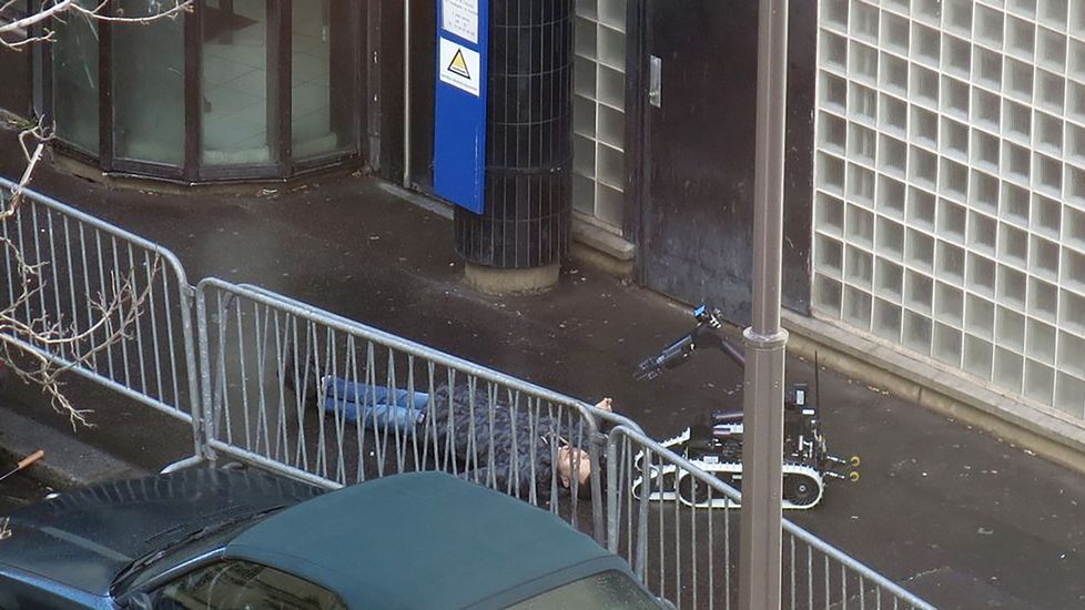 El cuerpo del individuo quedó tendido en el suelo en el exterior de la comisaría de la calle de la Goutte d'Or, en torno a la que se organizó un cordón policial con decenas de agentes.