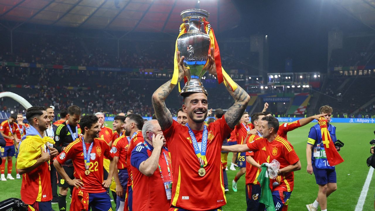 Espa�a se proclam� campeona de la Eurocopa 2024 en Alemania. En la imagen, el gallego Joselu levanta el t�tulo. 15/07/2024