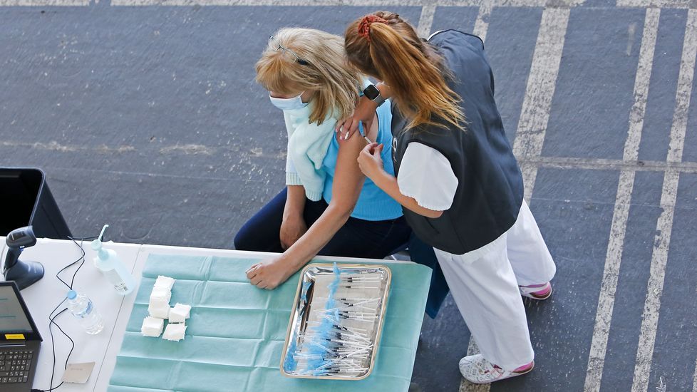 Vacunación masiva contra el Covid-19 con AstraZeneca para personas de entre 60 y 65 años en el recinto ferial de Pontevedra