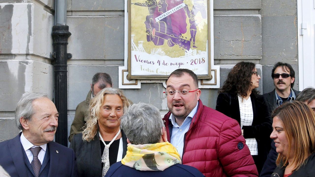 El secretario general de la FSA-PSOE, Adrián Barbón (2d), y el alcalde de Oviedo, Wenceslao López (i), a la entrada del teatro Campoamor en donde se celebró el acto conmemorativo del XXXIX Día de les Lletres Asturianes