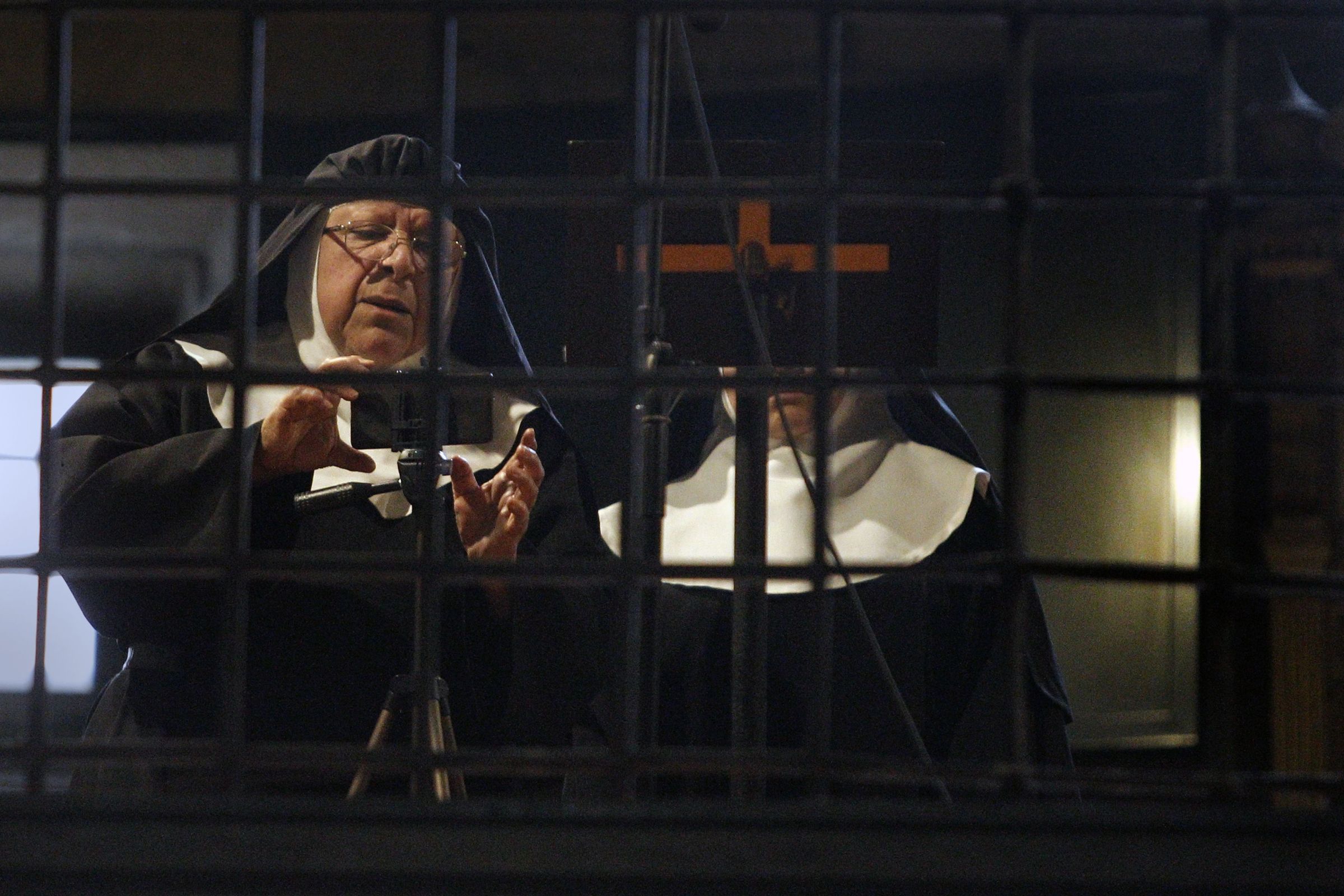 Unha monxa de clausura prep�rase para gravar co m�bil a misa de Santa Rita na igrexa do Convento de Vista Alegre en Vilagarc�a de Arousa. 21/05/2021

