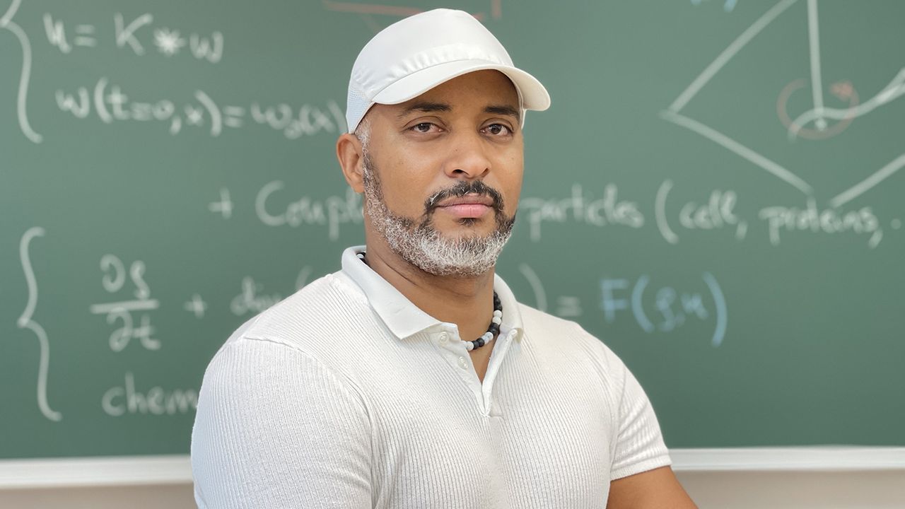 Ren� F�bregas, matem�tico de la Universidad de Granada que ha participado en un estudio internacional que ha descubierto que el agua puede convertirse en un superconductor y en un superalmac�n de energ�a