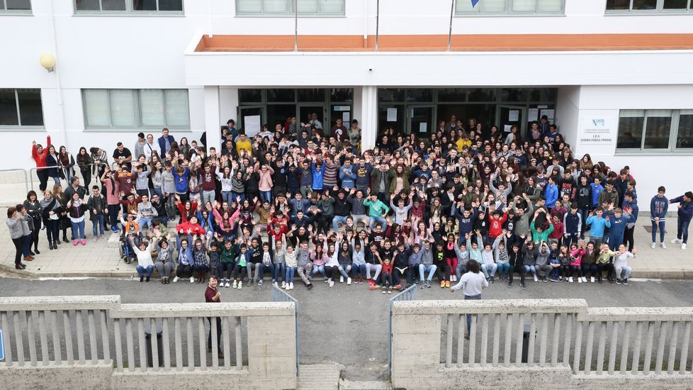 Acto reivindicativo en el instituto carballés Isidro Parga Pondal