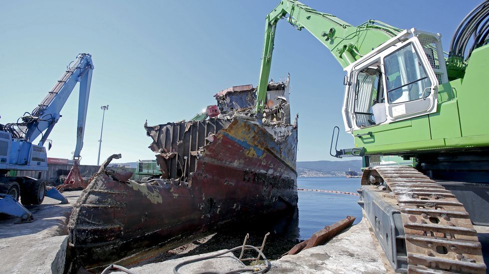 Desguace del atunero Albacora Diez en el puerto de Marín