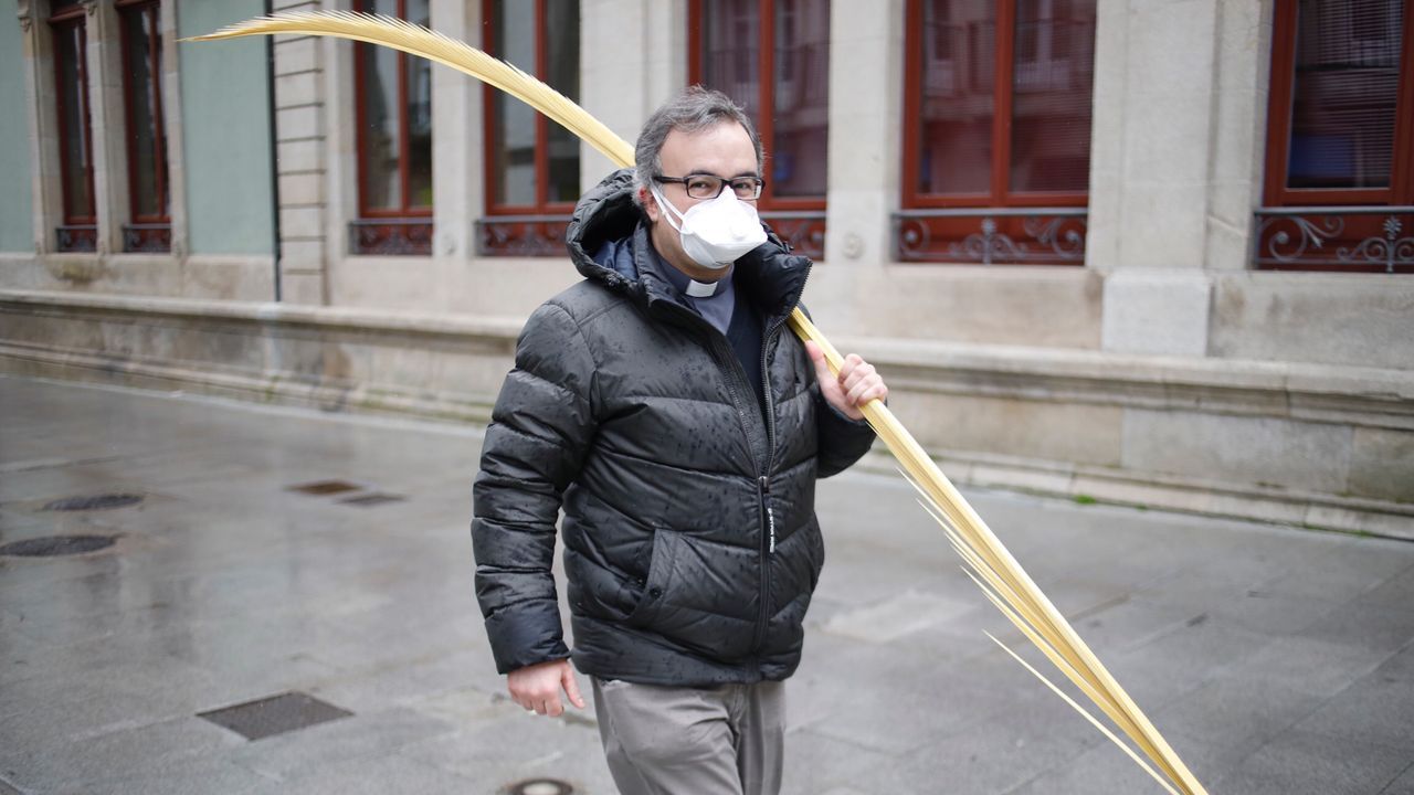 Un cura de Lugo llevando el ramo de Semana Santa. Un vecino más que opta por las mascarillas