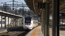 Un tren de Renfe llegando a la estaci�n de Santiago, en una imagen de archivo