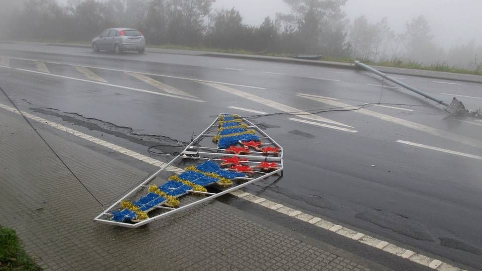 Crecida por las lluvias del río Asma en Chantada.Tormenta eléctrica sobre Pontevedra