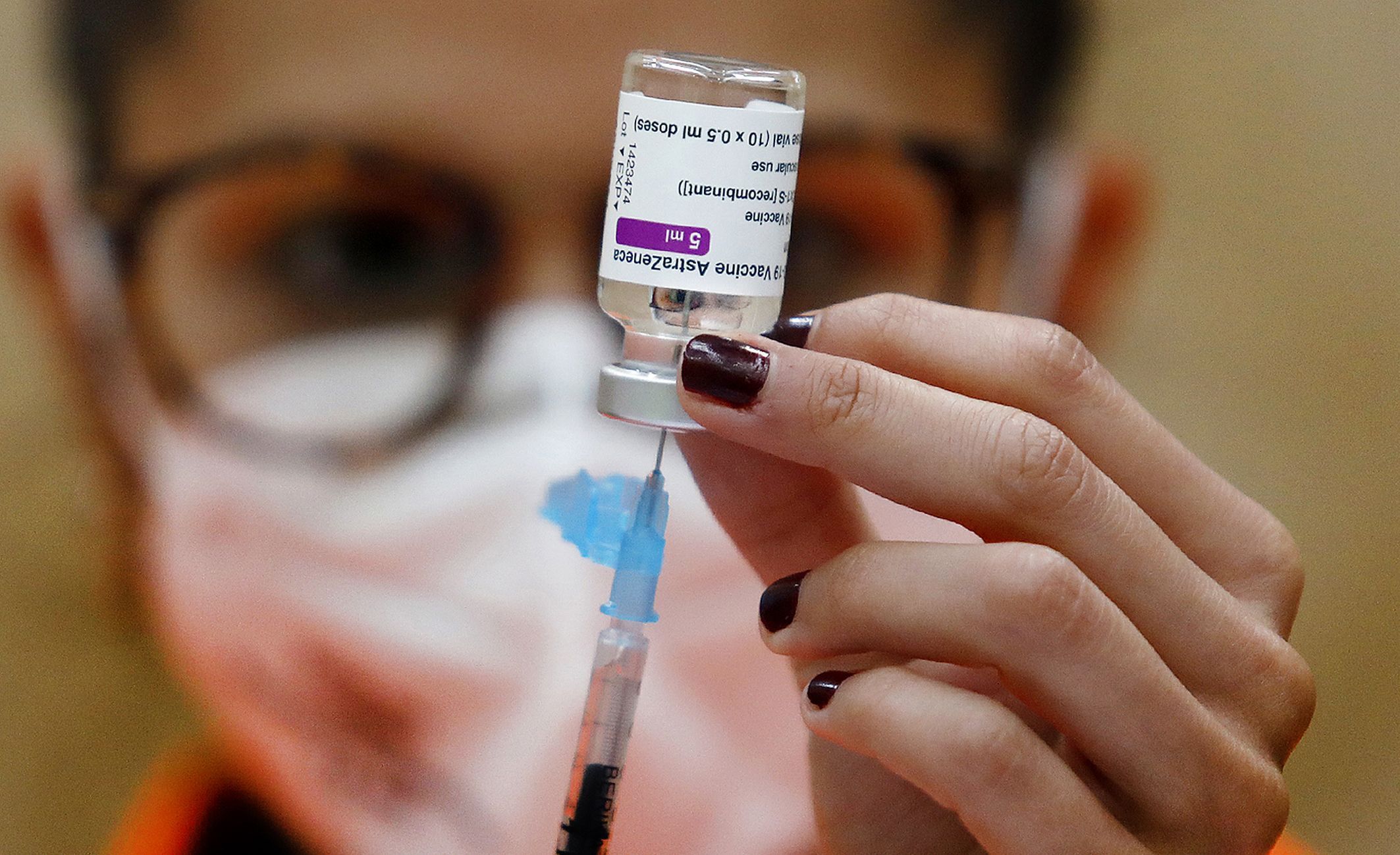 Vacunacin masiva contra el covid-19 en el Ifevi de Vigo. En la fotografa un vial de la vacuna AstraZeneca. 15/04/2021