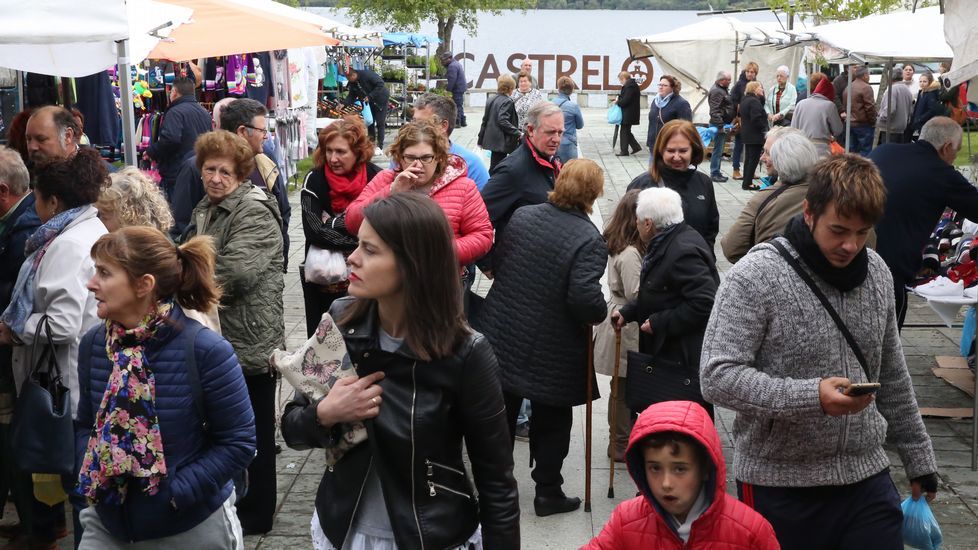 La lluvia no pudo con el puente.Muchos se acercaron a Castrelo de Miño para la feria del mes