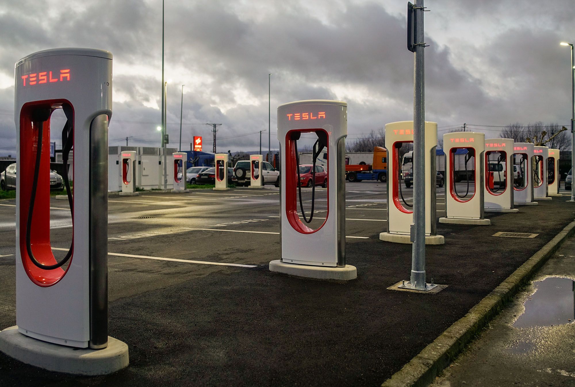 Electrolinera para a recarga de autom�biles el�ctricos Tesla en Xinzo de Limia, dentro da estaci�n de servizo Antela, xunto ao enlace coa autov�a A-52. 26/01/2023