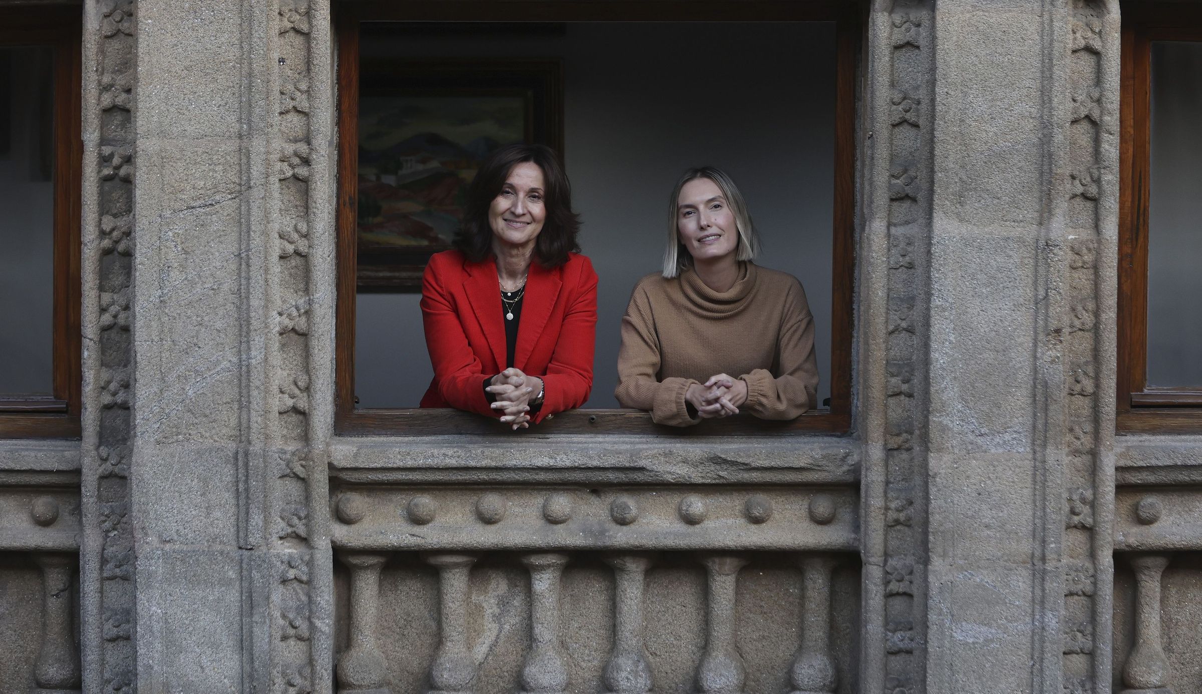 A la derecha Paloma Snchez Garnica, ganadora del premio Planeta, acompaada por la finalista, Beatriz Serrano. 12/11/2024