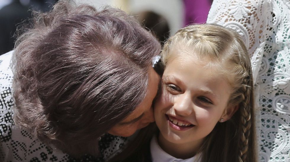 Cariñoso beso de la reina Sofía a su nieta Leonor.