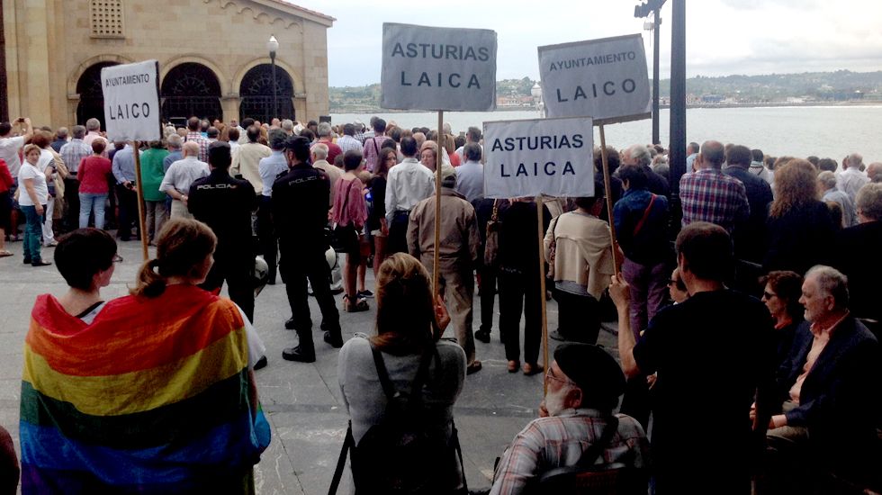Varios manifestantes, entre ellos dos jóvenes envueltas en una bandera LGTBIQ, en el Campo Valdés