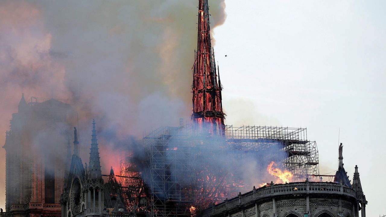 Unos bomberos dentro de la Catedral de Notre Dame