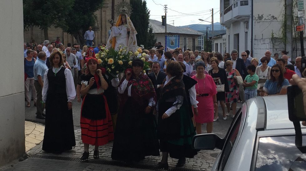 Larouco sacó en procesión a la patrona, la Virxe dos Remedios