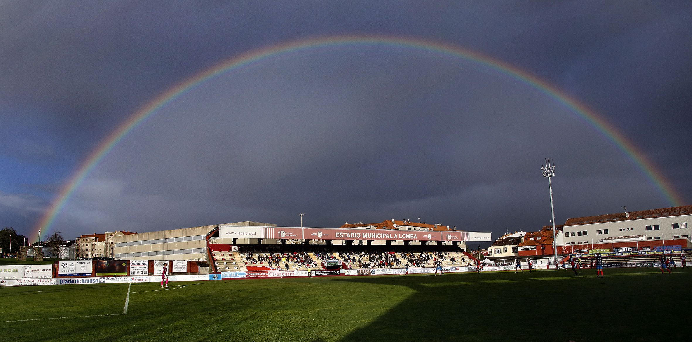 Un arco da vella no campo de futbol de A Lomba durante o partido Arosa vs -  Cd O Barco. 15/01/2023