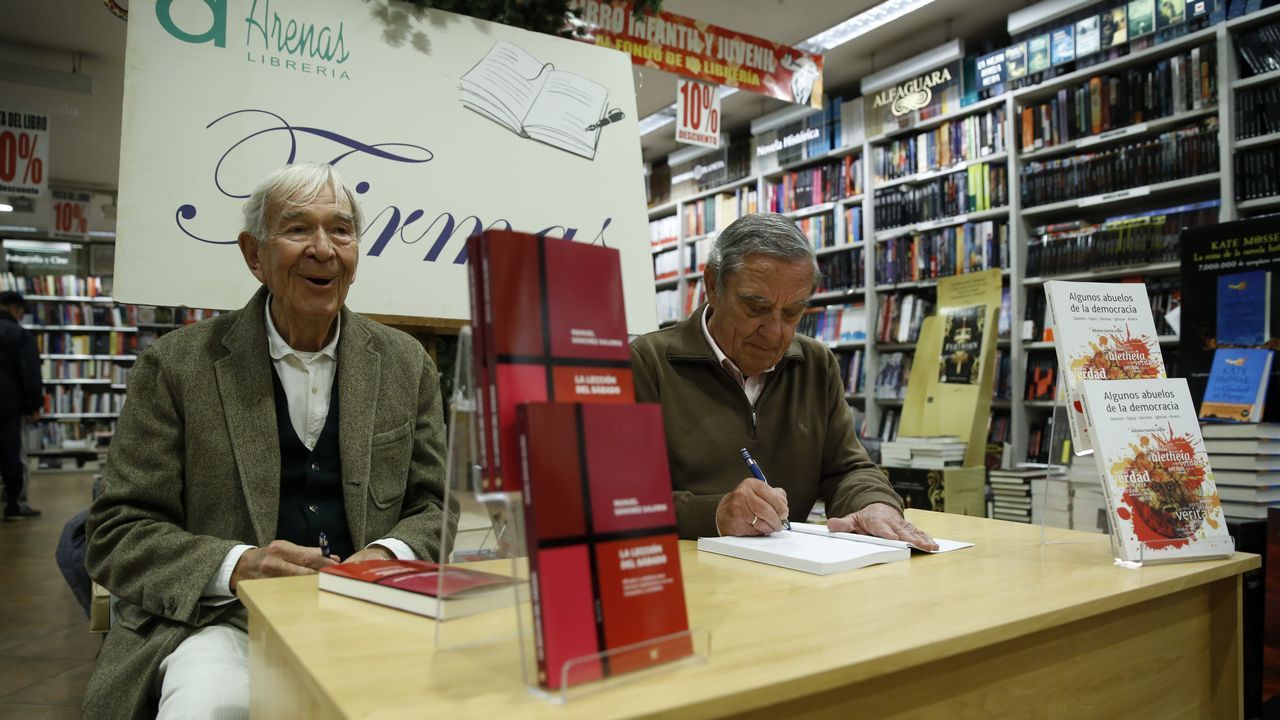 Firma de libros de Sánchez Salorio en la Librería Arenas