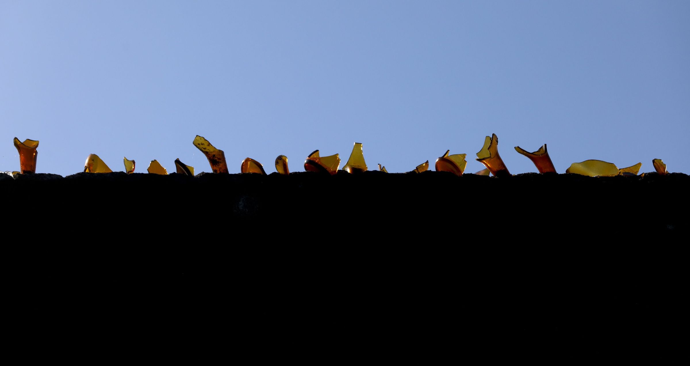 Concertinas do Pa�s. Muro coroado con cristais rotos para impedir subir a un  posible intruso. 7/05/2021