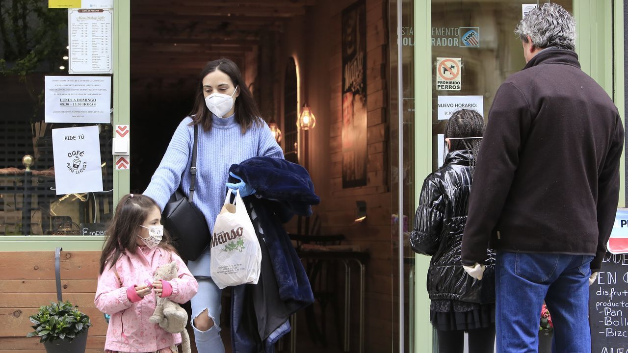La pequeña Claudia salió a comprar el pan con su madre