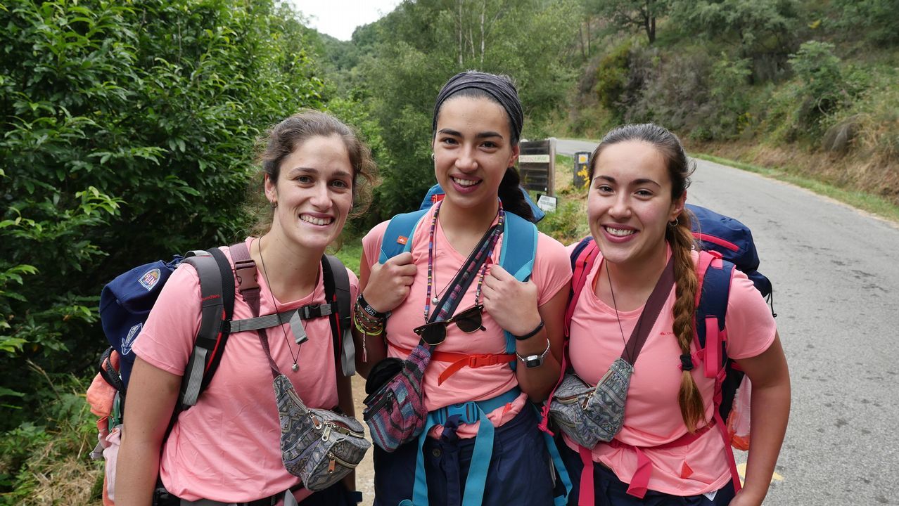 Tres amigas de Barcelona emprendiendo la subida a O Cebreiro