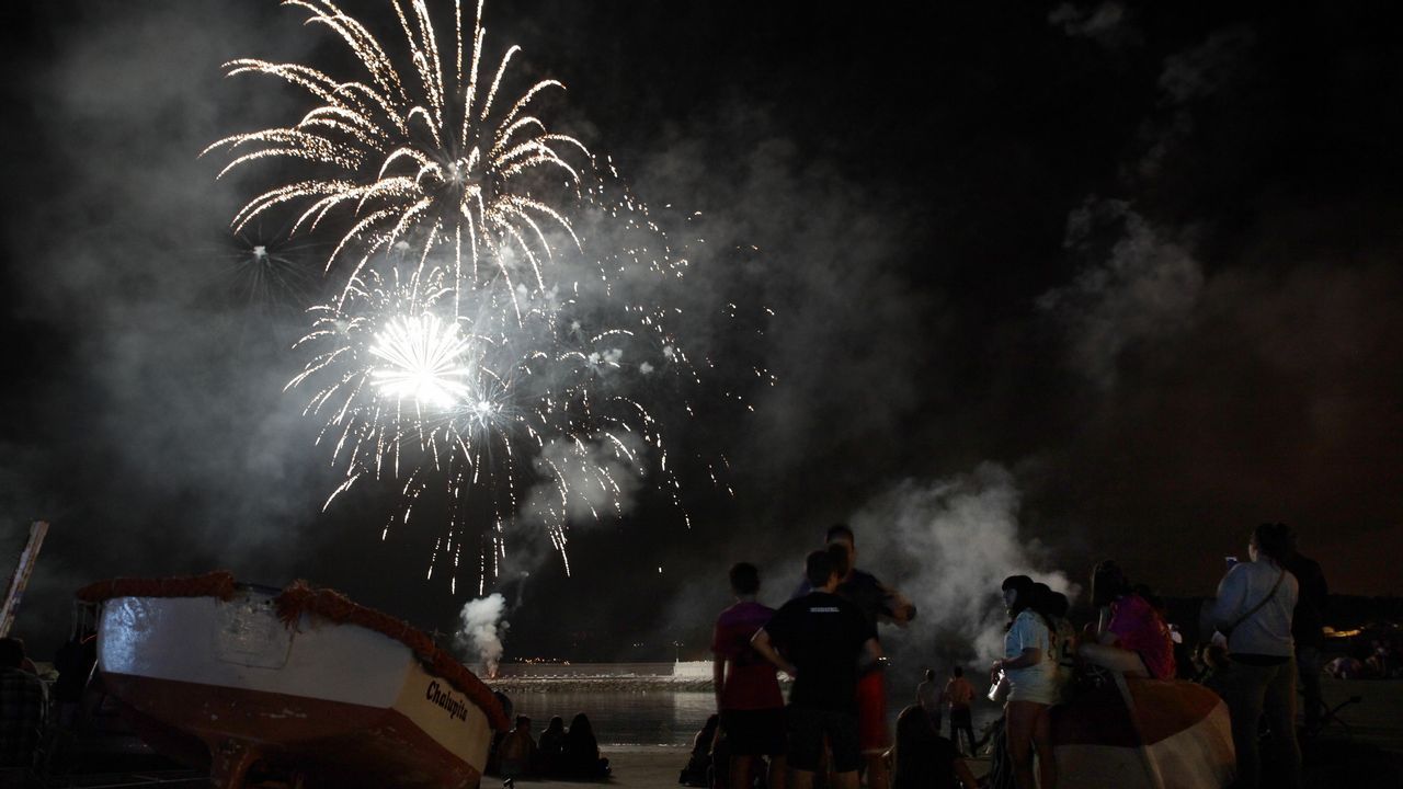 FIESTAS DEL CARMEN DE PORTO DO SON, ÚLTIMO DÍA. FIESTA DEL AGUA Y FUEGOS ARTIFICIALES.