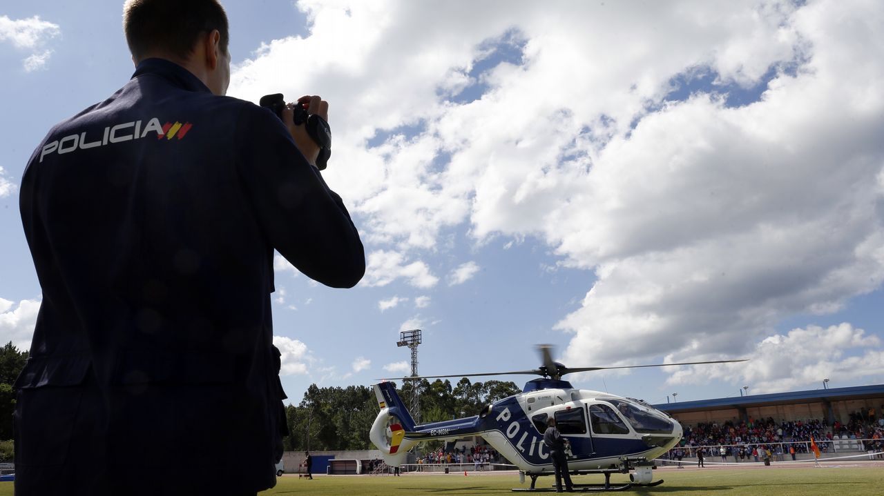Exhibicion de la Policía Nacional para los escolares de Ribeira con helicoptero, caballería, perros de rastreo