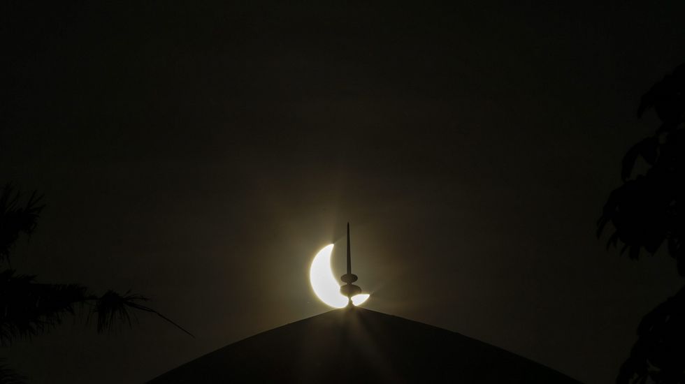 Imagen del eclipse desde una playa de Indonesia.