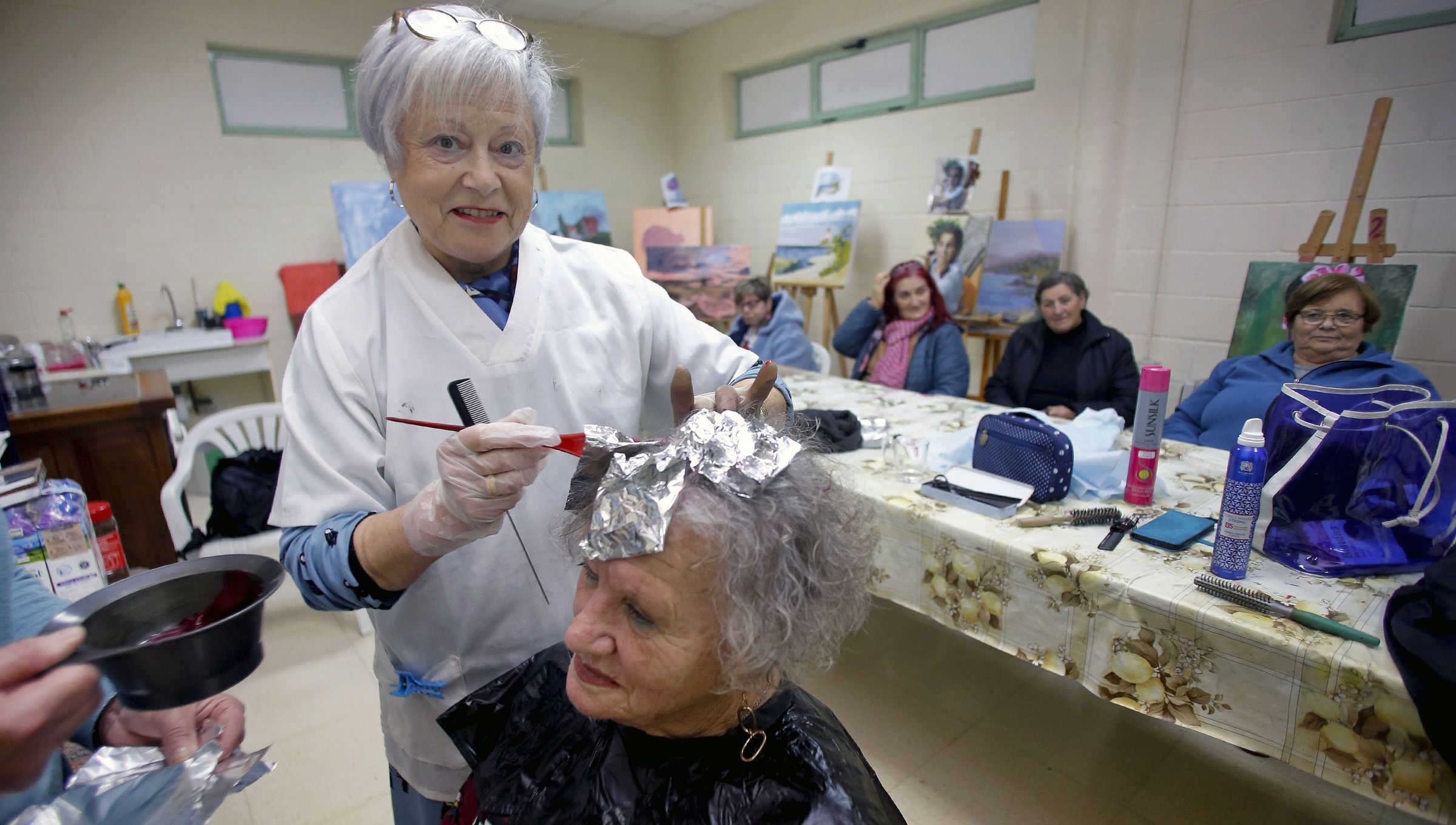 Mandi � unha perruqueira xubilada que ofrece os seus servicios de xeito gratu�to na asociaci�n O Castro de Bai�n. Clientela non falta. 11/01/2023