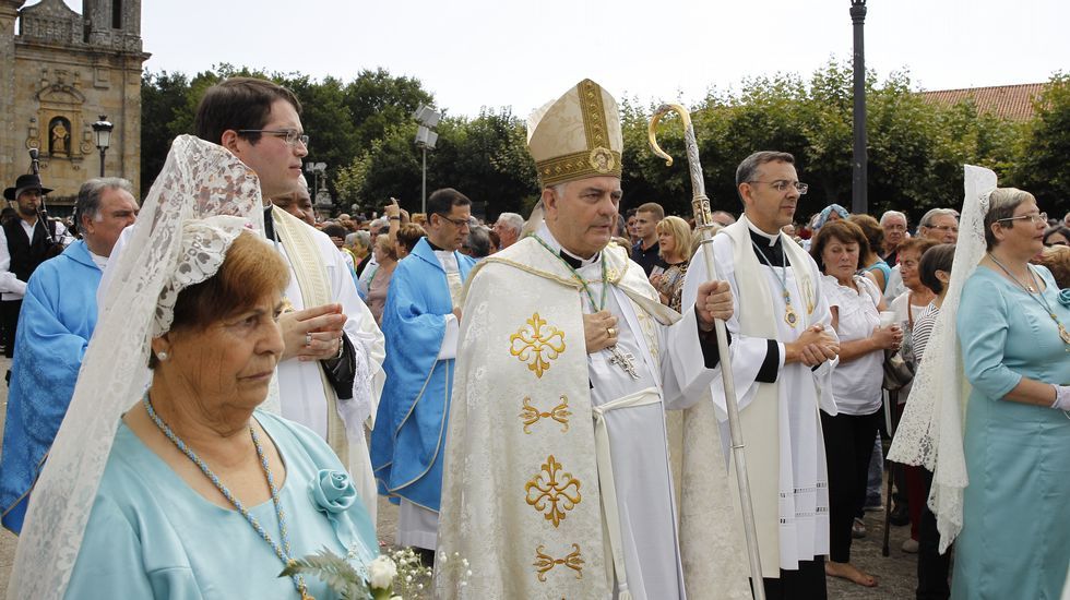 Multitudinaria procesión de Os Milagros en el santuario de Monte Medo en Baños de Molgas