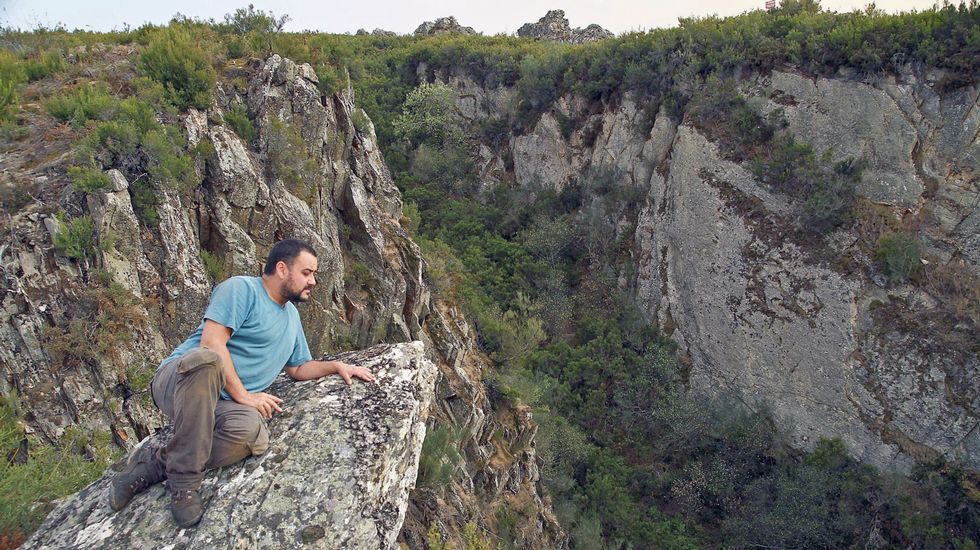 Un socavón de grandes dimensiones indica la situación de la mina de O Covallón, en el municipio de Ribas de Sil