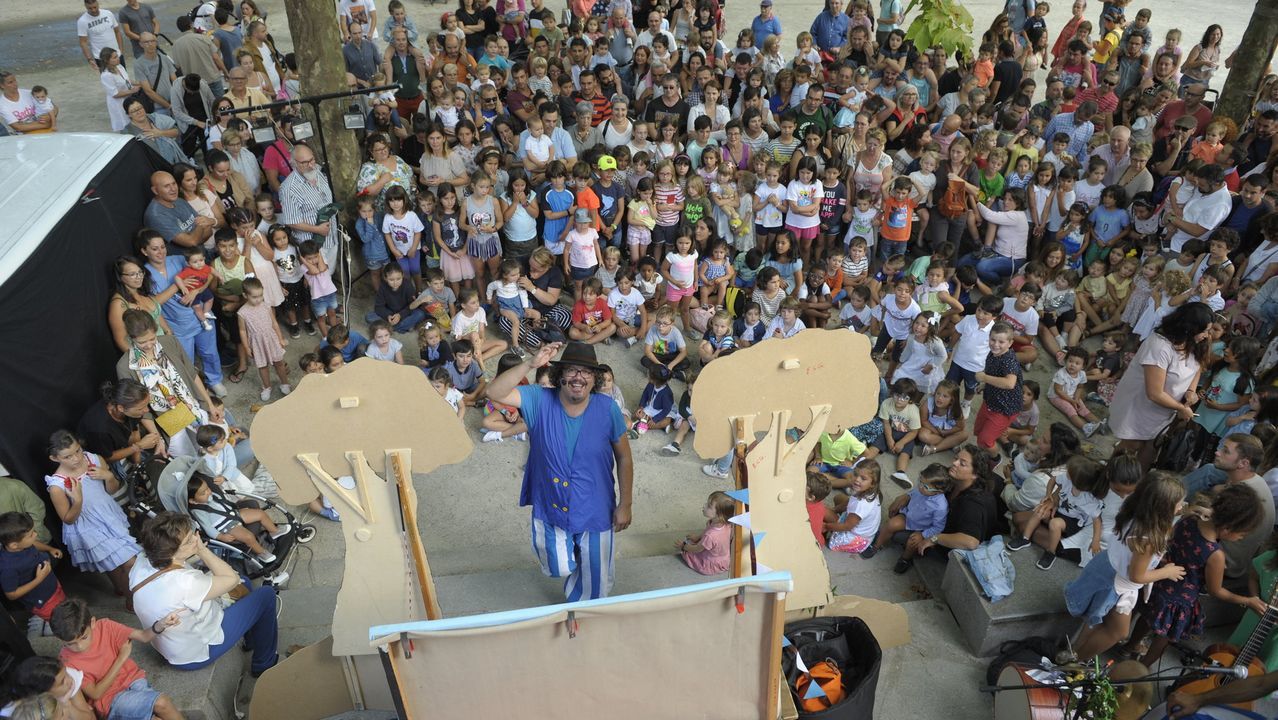 La compañía de títeres Alakrán se acercó al barrio de Caranza para representar el espectáculo Pekeno Kabaret de Tolos