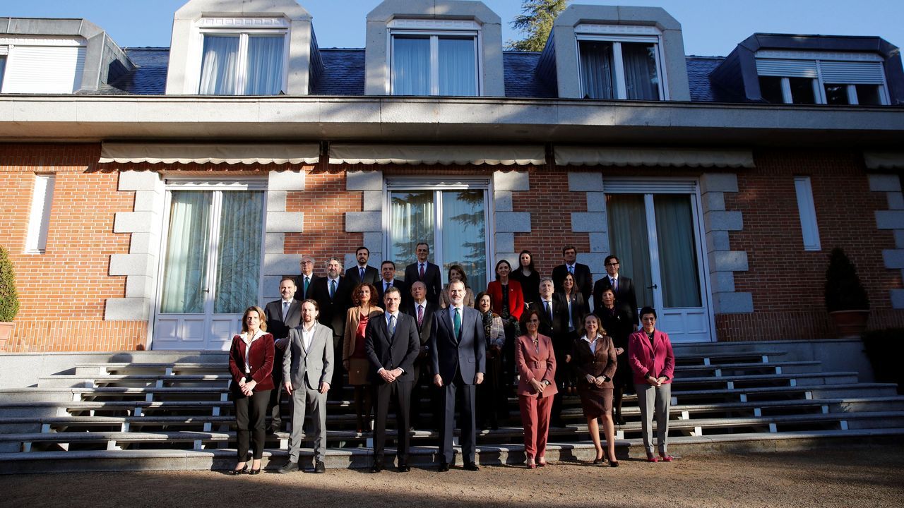 Foto de grupo en los jardines del palacio en la que el monarca ha estado flanqueado por Sánchez y Carmen Calvo.