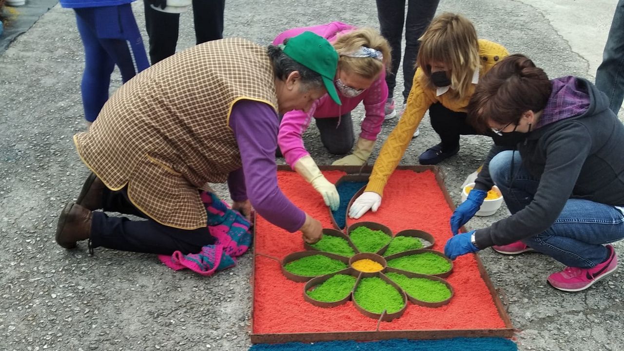 Alfombra floral en Outes