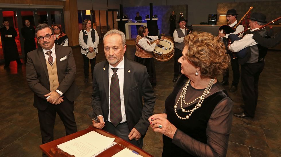 Homenaje al inspector jefe José Antonio Rilo en la cena benéfica de Renacer