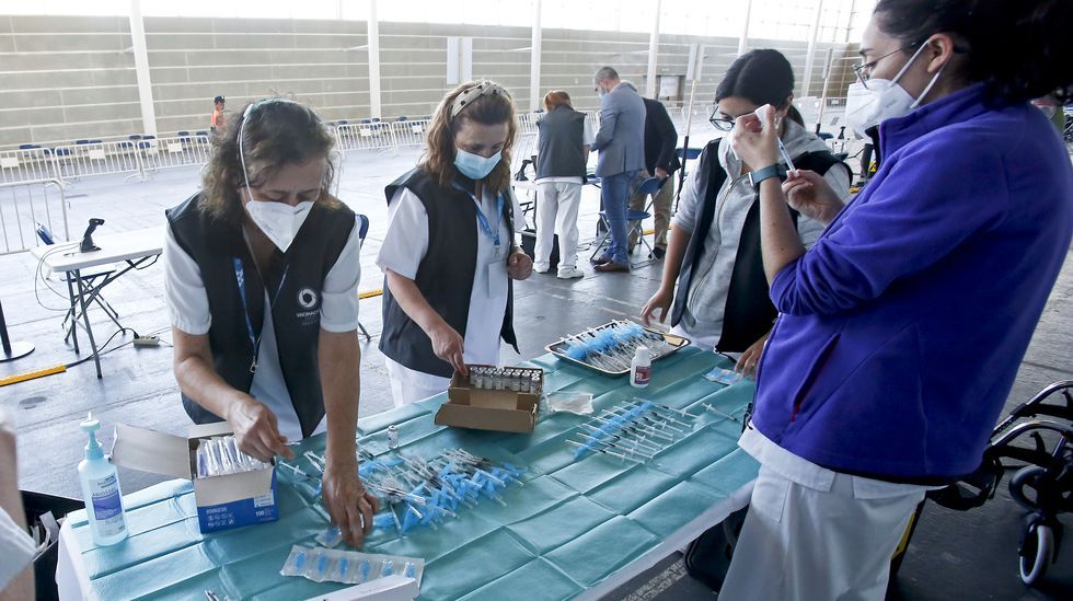 Vacunación masiva contra el Covid-19 con AstraZeneca para personas entre 60 y 65 años en el recinto ferial de Pontevedra