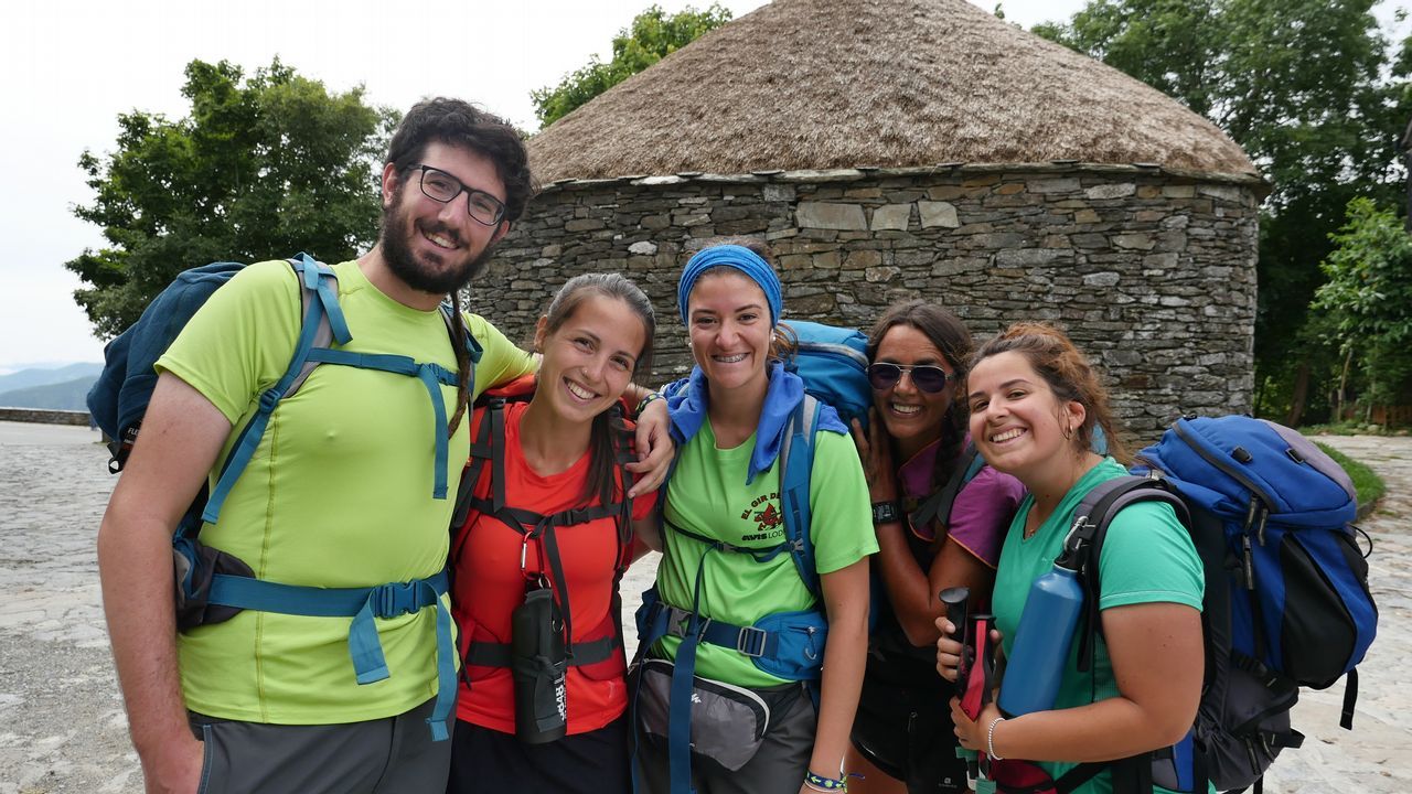 Un grupo de italianos que peregrina hacia Santiago, felices por estar ya en O Cebreiro