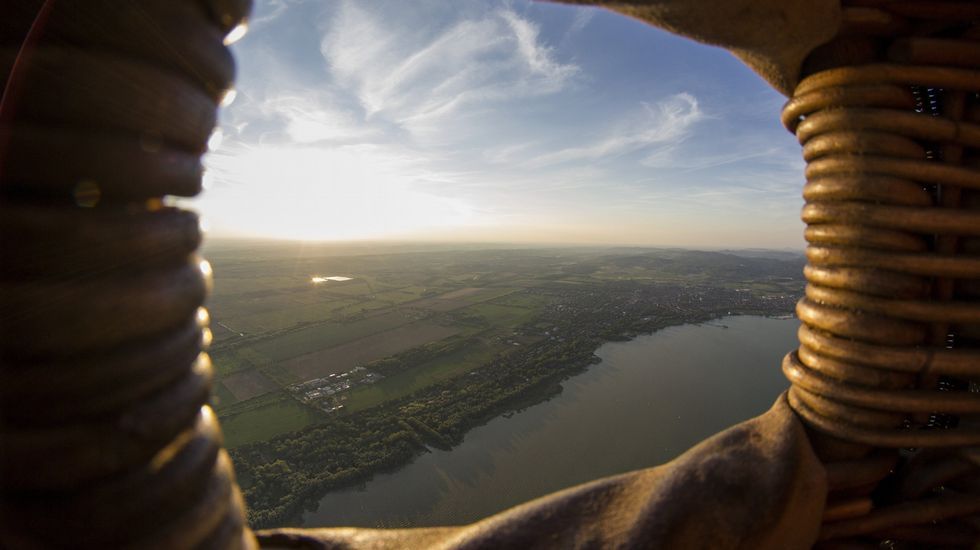 .Vistas desde un globo del lago Balatón, en Hungría
