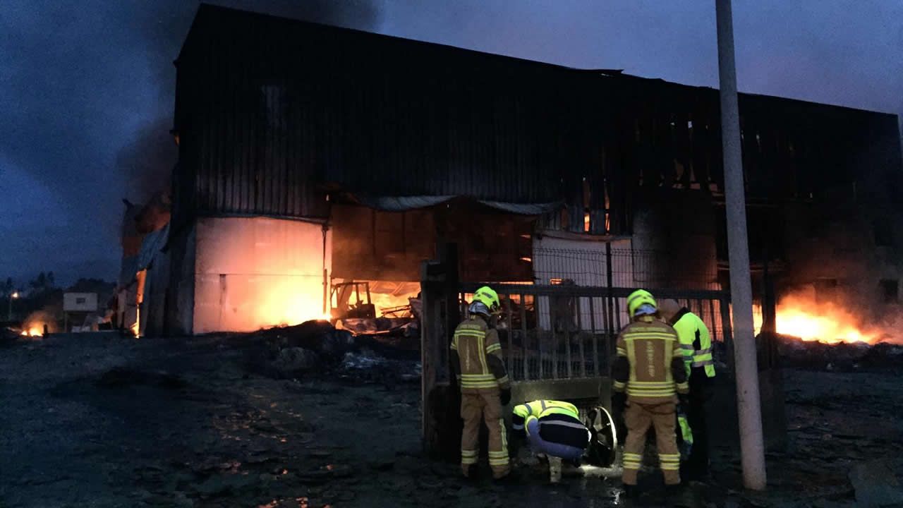 Así amaneció tras el incendio la fábrica de bolsas de papel de Narón