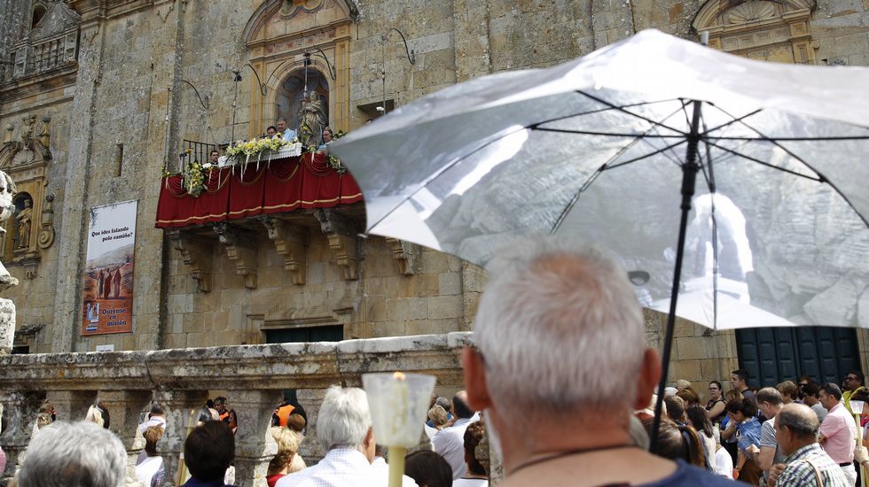 Multitudinaria procesión de Os Milagros en el santuario de Monte Medo en Baños de Molgas