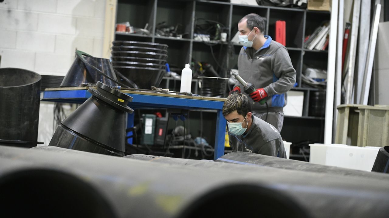 Empresa Proferplas de Lalín trabajando con mascarillas