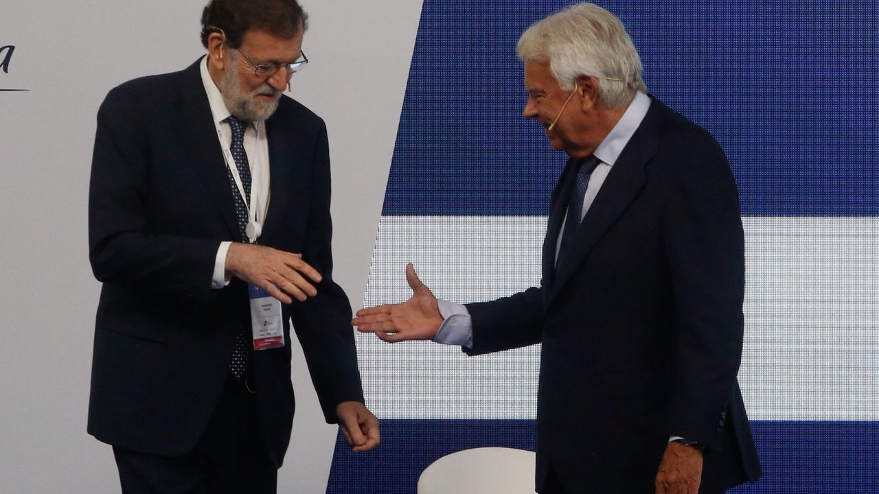 Saludo entre Mariano Rajoy y Felipe González en el Foro La Toja